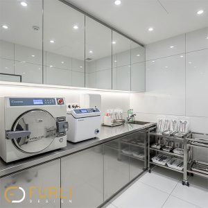 اتاق استریلیزاسیون کلینیک زیبایی با کابینت استیل و تجهیزات استریل