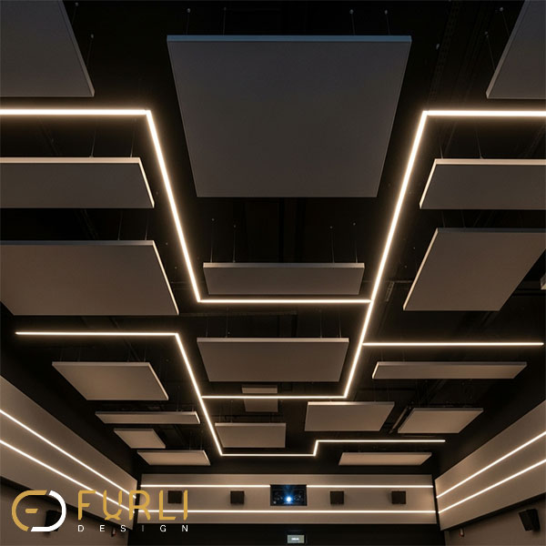 سقف آکوستیک سالن سینما با پنل‌های معلق و نورپردازی LED